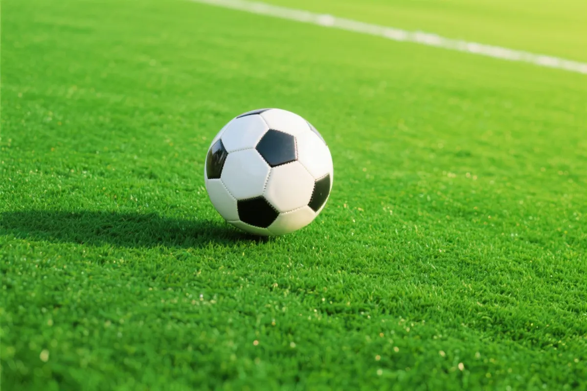 滚动中的足球与绿色草坪